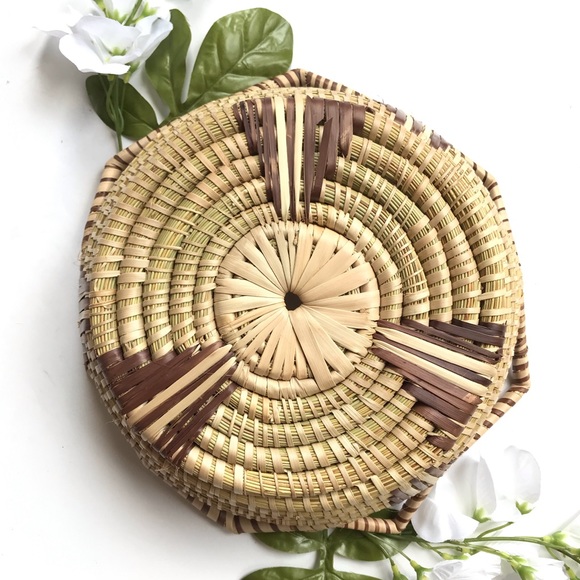 Decorative Woven Straw Wicker Basket - Picture 5 of 6